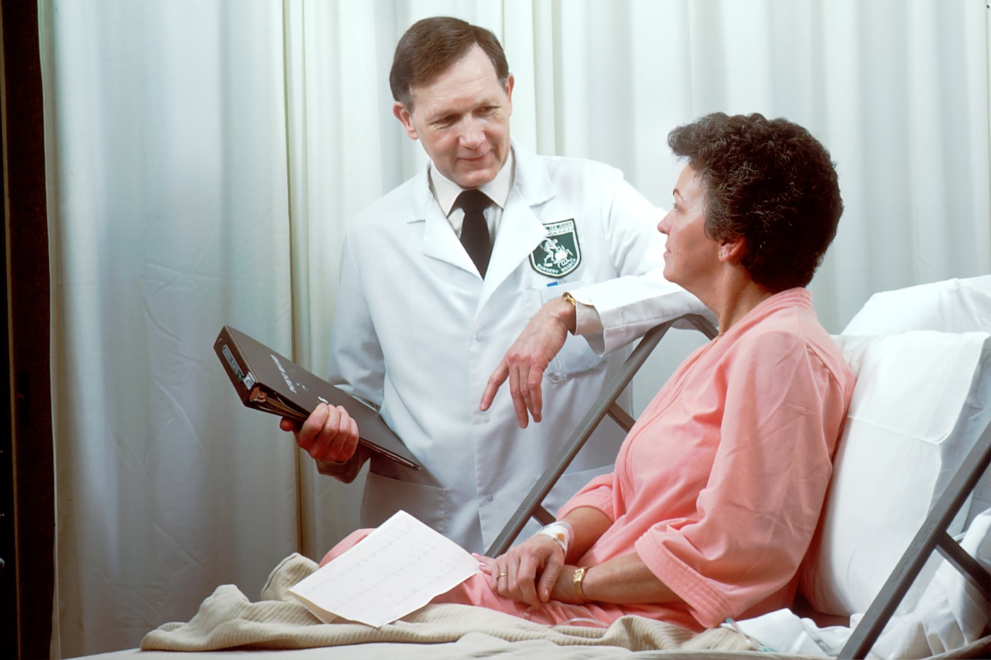Praticien hospitalier consultant un dossier médical sur tablette